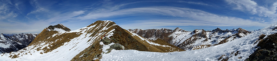 Salendo dal Passo a Cima di Lemma panorama su Pizzo Scala e Cima di Lemma a sx e Cima Vallocci, Cadelle, Valegino a dx
